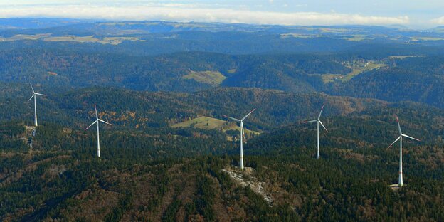 Fünf Windräder stehen auf bewaldeten Hügeln im Schwarzwald