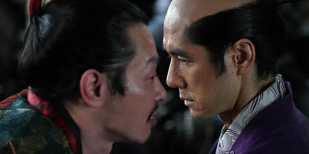 Zwei Japanische Krieger blicken sich ernst in die Augen