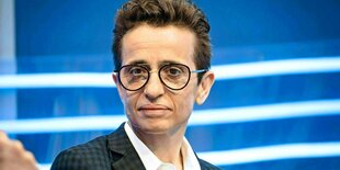 Journalistin Masha Gessen im Gespräch vor einer blauen Wand