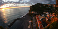 Atemberaubender Blick von oben auf den Küstenort Ponta do Sol auf Madeira, den Atlantik und den Strand, gleich nebenan ist das Kulturzentrum "Dos Passos"
