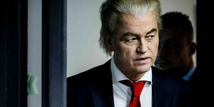 Geert Wilders verlässt nach einem Gespräch den Ort