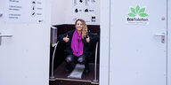 Lena Otvedi, die Gründerin von Missoir, dem weiblichen Pendant des Pissoirs, führt die öffentliche Toilette ohne Wasserverbrauch in der Hasenheide anlässlich des Welttoilettentags, dem 19. November, vor.