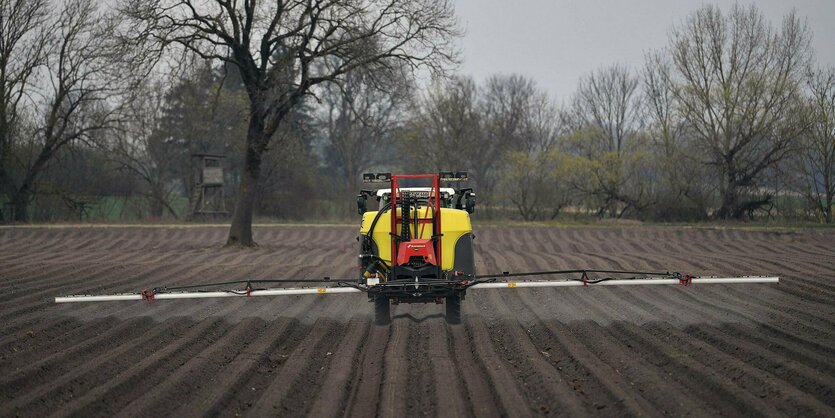 Das Pflanzenschutzmittel Glyphosat wird auf ein Feld gesprüht.