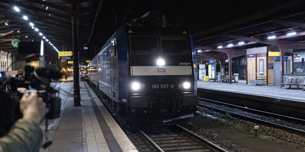 Einfahrt eine Zuges in einen Bahnhof.