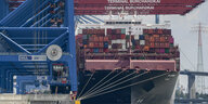 Der Containerfrachter "Al Jasrah" wird entladen
