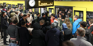 Menschen warten auf die U-Bahn.