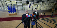 Premierminister Viktor Orban vor Mikrofonen.