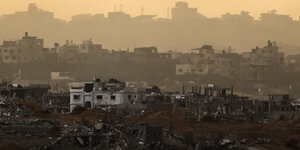 Blick über Gaza und zerstörte Häuser.