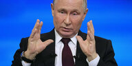 Putin hält seine beiden Hände auf der Höhe seines Gesichts