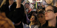 Menschen mit Bildern in der Hand bei Protesten in Tel Aviv