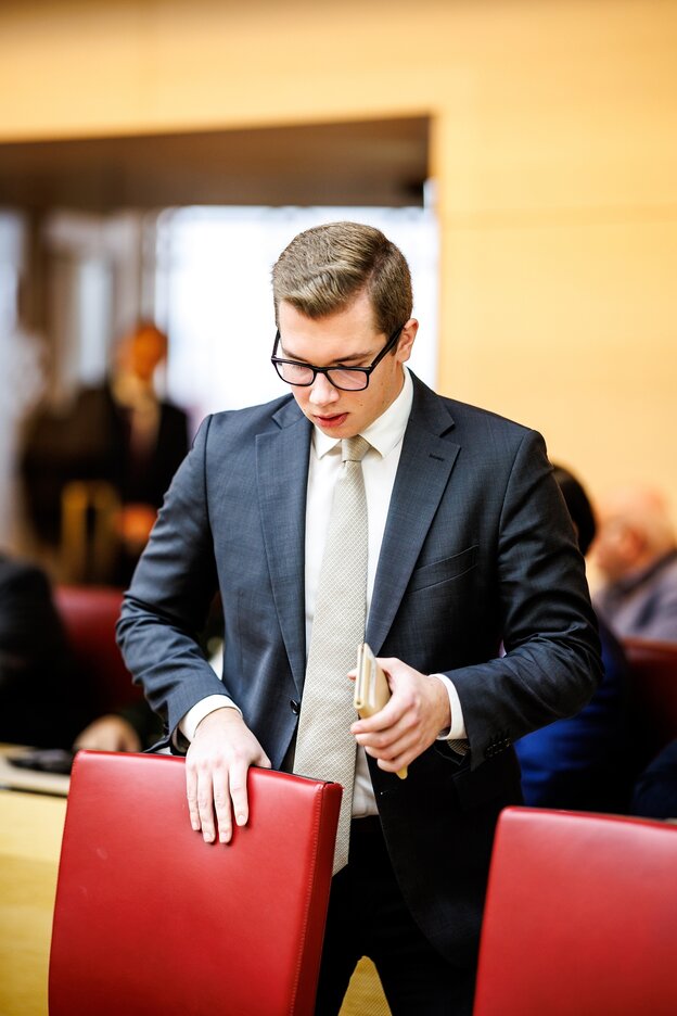 Daniel Halemba nimmt Platz auf seinem Sitz im bayerischen Landtag