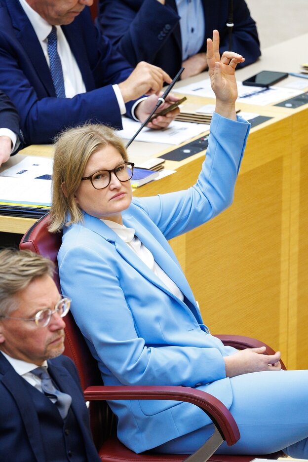 Katrin Ebner-Steiner nimmt an einer Sitzung des bayerischen Landtags teil und hebt die Hand