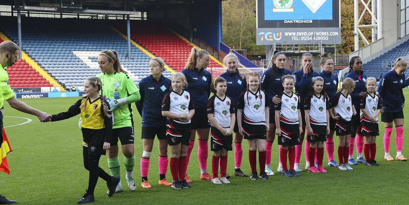 Das Team des englischen Fußballklubs London City Lionesses vor einem Spiel