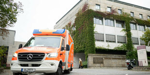 Das Foto zeigt einen Rettungswagen, der das Jüdische Krankenhaus verlässt