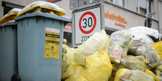 Ab in die Tonne:Die Säcke für den Kunststoffmüll haben nun auch am Stadtrand ausgedient