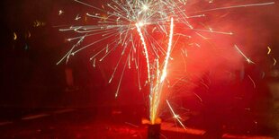 Silvester Böller explodieren in roten Farben