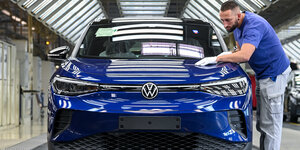 blauer ID3 wird von einem Autoarbeiter poliert