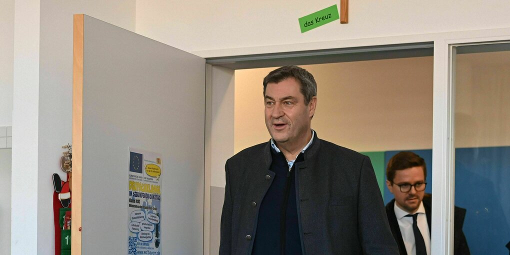 Markus Söder unter einem Kruzifix