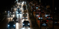 Autos stehen bei Nacht auf einer vierspurigen Straße im Stau