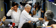 Mexikos Präsident Obrador steht in einem Zugabteil