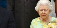 Queen Elizabeth sitzt mit stoischem Gesichtsausdruck