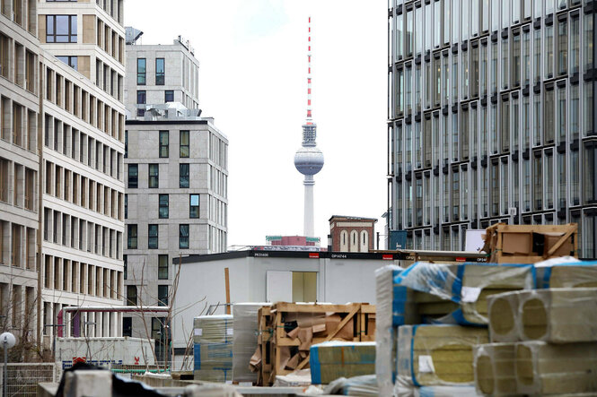 Blick auf den Berliner Fernsehturm. Davor Baustellen von fancy Gebäuden.