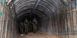 Israelische Soldaten laufen durch einen Tunnel im Gazastreifen.