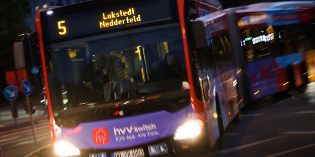 Ein HVV-Bus der Linie 5 mit einer Werbung für die hvv-switch-App.