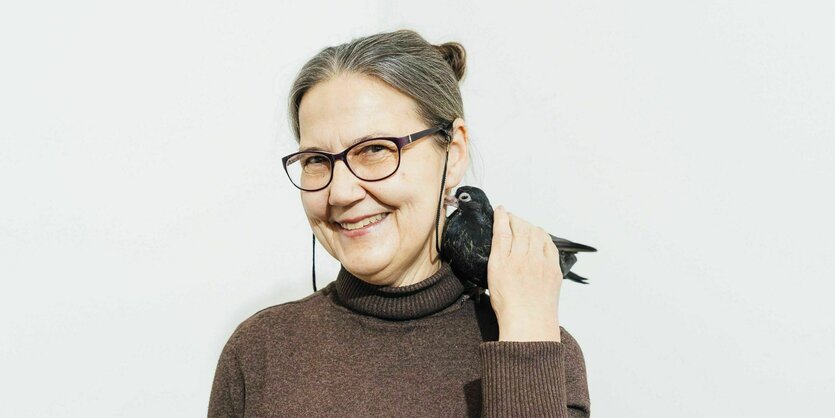 Martina Born, hier mit der jungen Taube Sherba auf der Schulter, einem sehr anhänglichen Tier, kümmert sich um Hamburger Stadttauben