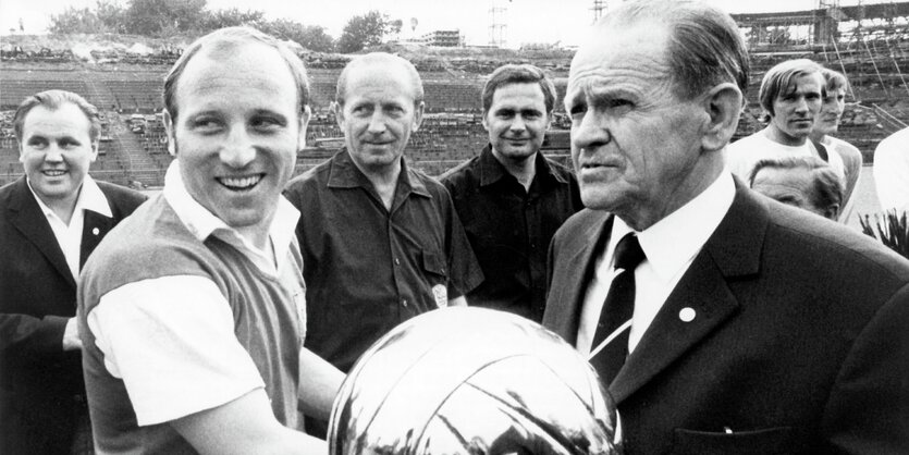 Uwe Seeler bekommt Pokal "Fußballer des Jahres" von Altbundestrainer Sepp Herberger überreicht