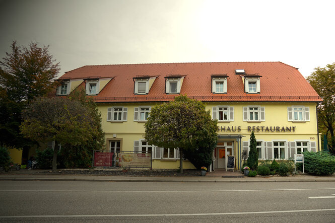 Ein großes Haus mit Walmdach