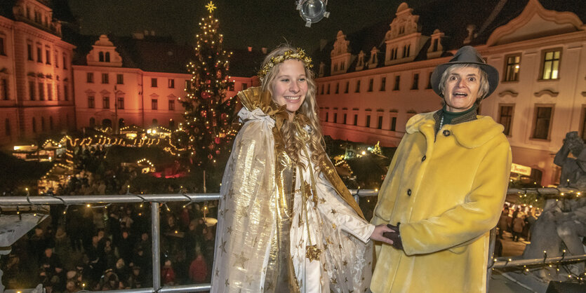 Christkind-Darstellerin mit Schlossherrin Gloria von Thurn und Taxis. Im Hintergrund: Innenhof des Fürstenschlosses St. Emmeram mit Weihnachtsmarkt..