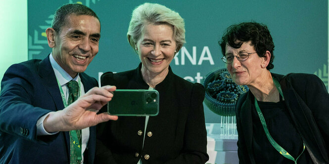 Ugur Sahin macht ein Selfie mit Ursula von der Leyen