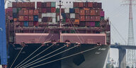 Containerschiff Al Jasrah beladen in Hafen