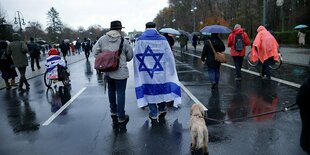 Mann auf Demo mit Israelflagge