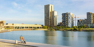 Blick auf die Seestadt Aspern mit Hochhaus aus Holz