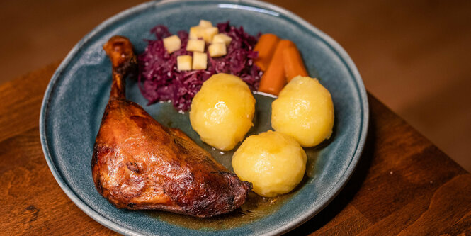 Gans, Rotkohl und Klöße auf einem Teller