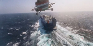 Ein Hubschrauber im Anflug auf ein Frachtschiff