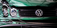 Eingedellter Volkswagen beim Schrotthändler