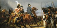 Napoleon stürmt auf auf einem Pferd an den Truppen vorbei, mit Bajonetten, stillgestanden