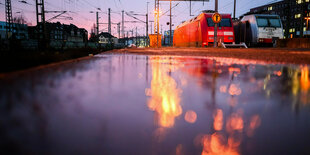 Ein Bahnsteig im Abendlicht