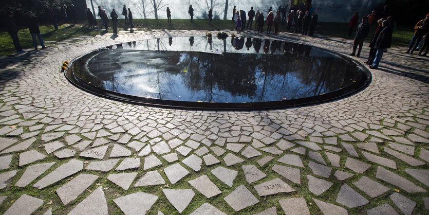 Das Bild zeigt das Denkmal für die während der NS-Zeit ermordeten Sinti und Roma