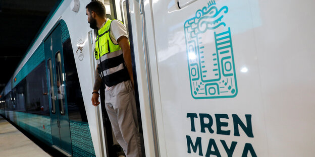 Ein Mitarbeiter der mexikanischen Bahn schaut aus dem Zug "Tren Maya".