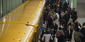 Menschen steigen in Berliner U-Bahn