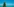 Ein Weihnachtsbaum steht im Sommer am Strand mit türkisblauen Meer im Hintergrund