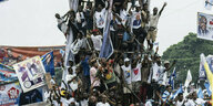 Viele Menschen während einer Kundgebung zur Wahl im Kongo.
