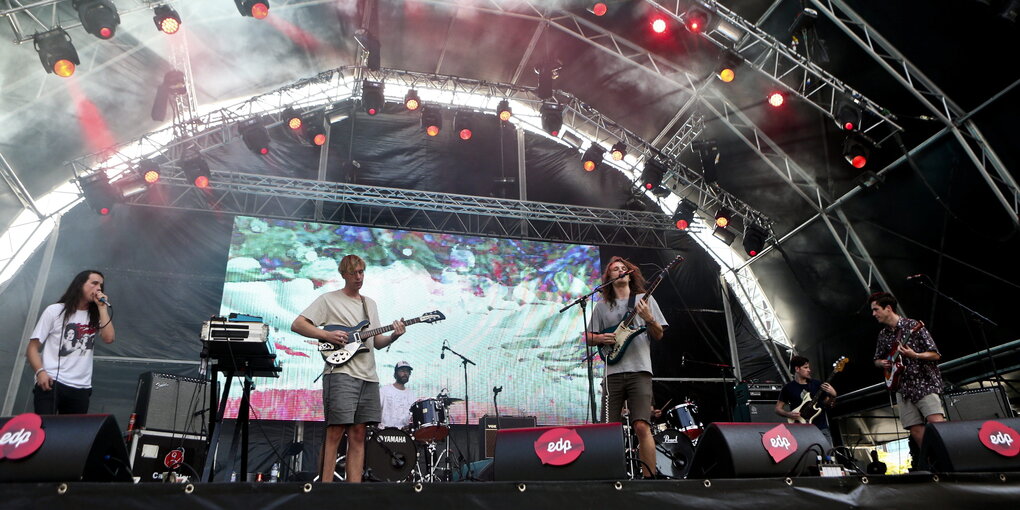 Eine Bühne und Männern mit Gitarren: die australische Band King Gizzard and The Lizard Wizard bei einem Auftritt in Lissabon