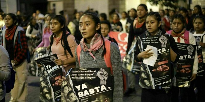 Studenten demonstrieren mit Bannern