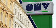 Das OMV Logo vor einer schönen, alten Häuserfassade