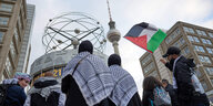 Propalästinensische Demonstranten auf dem Alexanderplatz in Berlin.